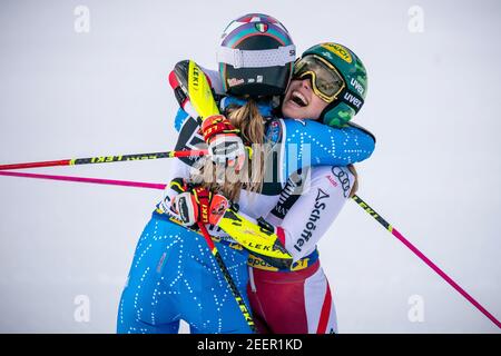 16. Februar 2021, Italien, Cortina D´ampezzo: Alpinski: WM, Parallel, Damen: Marta Bassino (l) aus Italien jubelt im Zielgebiet nach dem Rennen neben Katharina Liensberger aus Österreich. Die beiden Frauen Marta Bassino aus Italien und Katharina Liensberger aus Österreich, die gleichzeitig beendete, gewannen Gold. Foto: Michael Kappeler/dpa Stockfoto