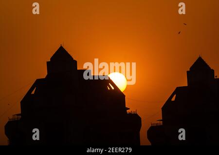 Mumbai, Maharashtra, Indien - März 2017: Die Sonne geht hinter den hohen Wolkenkratzern des Vororts Kandivali in Mumbai unter. Stockfoto