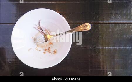 Salat nach dem Essen. Leere Platte. Dreckige Schüssel im Restaurant Stockfoto