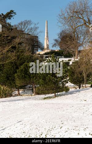 Southend war Memorial, Kenotaph, auf den Klippen von Southend on Sea, Essex, Großbritannien. Gedenkobelisk über Cliff Gardens mit Schnee von Storm Darcy Stockfoto