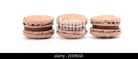 Drei Kuchen von Makronen oder Makronen braune Farbe. Köstliche Schoko-Makronen isoliert auf weißem Hintergrund. Süßer französischer Keks. Stockfoto