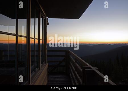 Sonnenuntergang vom Mt. Baldy Buckhorn Aussichtsturm mit Blick auf die Purcell und Selkirk Bergketten. Stockfoto