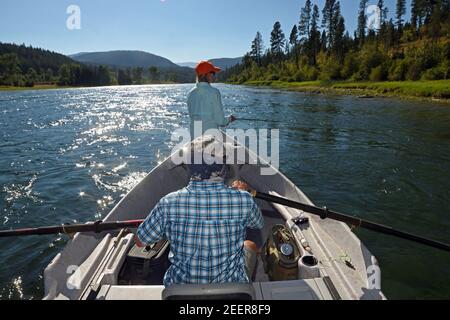 Tim und Joanne Linehan fliegen im Sommer auf dem Kootenai River. Lincoln County, nordwestlich von Montana. (Foto von Randy Beacham) Stockfoto