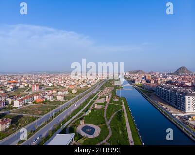 Drohne Blick auf den Fluss Akarcay und schönen Teil von Afyon Stadt kleine Stadt, die neue Touristenattraktion in ist Türkei Stockfoto