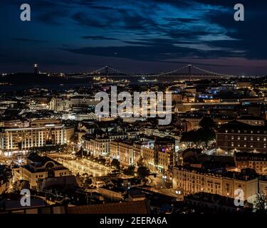 Nachtansicht über das alte Lissabon / Lissabon - Miradouro da Senhora do Monte Stockfoto