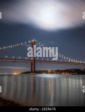 Ponte 25 de Abril - Lissabon / Lissabon Stockfoto