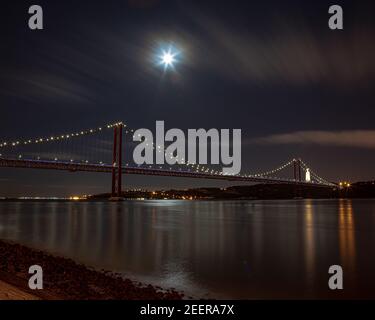 Ponte 25 de Abril - Lissabon / Lissabon Stockfoto
