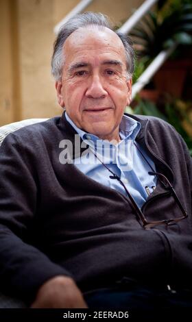 Porträt des Schriftstellers Joan Margarit in seinem Haus in Sant Just Desvern. Datum: 05/09/2011. Fotograf: Xabier Mikel Laburu Stockfoto