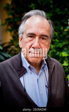 Porträt des Schriftstellers Joan Margarit in seinem Haus in Sant Just Desvern. Datum: 05/09/2011. Fotograf: Xabier Mikel Laburu Stockfoto
