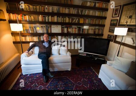 Porträt des Schriftstellers Joan Margarit in seinem Haus in Sant Just Desvern. Datum: 05/09/2011. Fotograf: Xabier Mikel Laburu Stockfoto