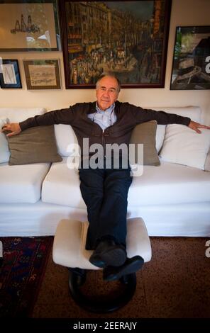 Porträt des Schriftstellers Joan Margarit in seinem Haus in Sant Just Desvern. Datum: 05/09/2011. Fotograf: Xabier Mikel Laburu Stockfoto