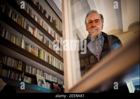 Porträt des Schriftstellers Joan Margarit in seinem Haus in Sant Just Desvern. Datum: 05/09/2011. Fotograf: Xabier Mikel Laburu Stockfoto