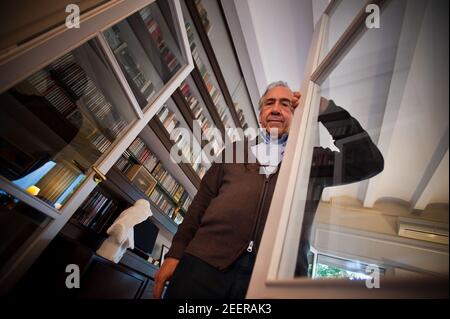 Porträt des Schriftstellers Joan Margarit in seinem Haus in Sant Just Desvern. Datum: 05/09/2011. Fotograf: Xabier Mikel Laburu Stockfoto