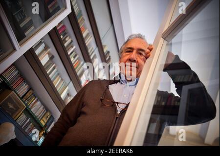 Porträt des Schriftstellers Joan Margarit in seinem Haus in Sant Just Desvern. Datum: 05/09/2011. Fotograf: Xabier Mikel Laburu Stockfoto