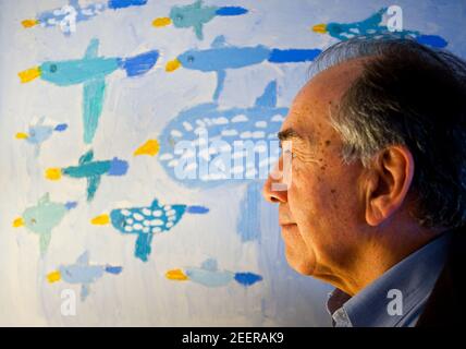 Porträt des Schriftstellers Joan Margarit in seinem Haus in Sant Just Desvern. Datum: 05/09/2011. Fotograf: Xabier Mikel Laburu Stockfoto