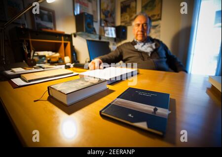 Porträt des Schriftstellers Joan Margarit in seinem Haus in Sant Just Desvern. Datum: 05/09/2011. Fotograf: Xabier Mikel Laburu Stockfoto