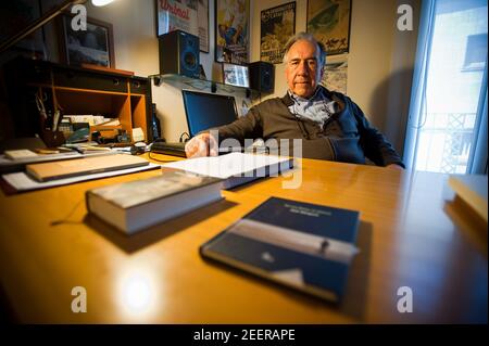 Porträt des Schriftstellers Joan Margarit in seinem Haus in Sant Just Desvern. Datum: 05/09/2011. Fotograf: Xabier Mikel Laburu Stockfoto