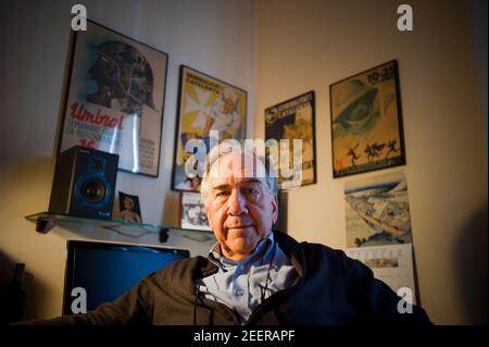 Porträt des Schriftstellers Joan Margarit in seinem Haus in Sant Just Desvern. Datum: 05/09/2011. Fotograf: Xabier Mikel Laburu Stockfoto