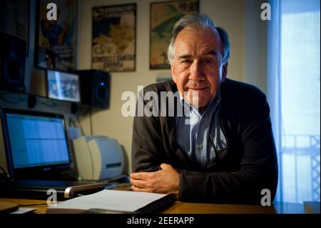 Porträt des Schriftstellers Joan Margarit in seinem Haus in Sant Just Desvern. Datum: 05/09/2011. Fotograf: Xabier Mikel Laburu Stockfoto