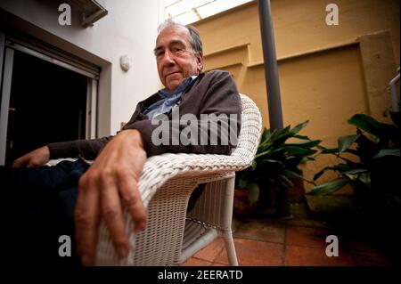 Porträt des Schriftstellers Joan Margarit in seinem Haus in Sant Just Desvern. Datum: 05/09/2011. Fotograf: Xabier Mikel Laburu Stockfoto