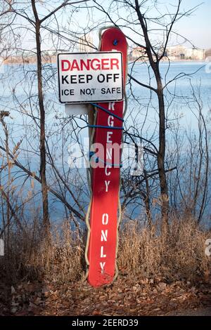 Notfalllebensrettende Erholung Eisbrett mit langen Seil gebunden, um Zeichen Warnung zu halten dünn Eis auf See BDE Maka Ska. Minneapolis Minnesota, USA Stockfoto