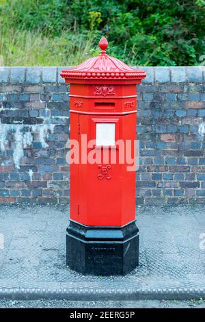 Rote Briefkasten im Stadtzentrum von Birmingham, Großbritannien. Roter Briefkasten im britischen Stil. Traditionelle rote Briefkasten in Großbritannien. Stockfoto