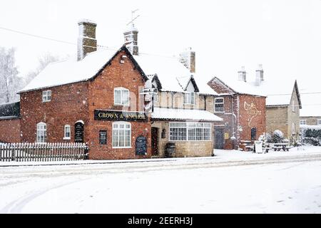 The Crown and Actor Pub in Welby, Lincolnshire weiß über mit Schnee während eines Wintersturms Dezember 2020 Stockfoto