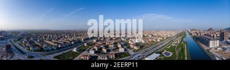 Drohne Blick auf den Fluss Akarcay und schönen Teil von Afyon Stadt kleine Stadt, die neue Touristenattraktion in ist Türkei Stockfoto