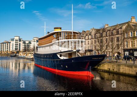 Umbau des Ocean Mist Dampfschiffs zum schwimmenden Hotel, The Shore, Leith, Edinburgh, Schottland, Großbritannien abgeschlossen Stockfoto