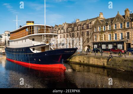 Umbau des Ocean Mist Dampfschiffs zum schwimmenden Hotel, The Shore, Leith, Edinburgh, Schottland, Großbritannien abgeschlossen Stockfoto