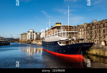 Umbau des Ocean Mist Dampfschiffs zum schwimmenden Hotel, The Shore, Leith, Edinburgh, Schottland, Großbritannien abgeschlossen Stockfoto