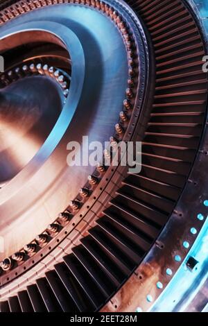 Turbinengeneratorrotor mit Rotorblättern und Scheiben, Innenansicht. Elemente, Details und Mechanismen von Windenergieanlagen. Energie und Maschinenbau Stockfoto