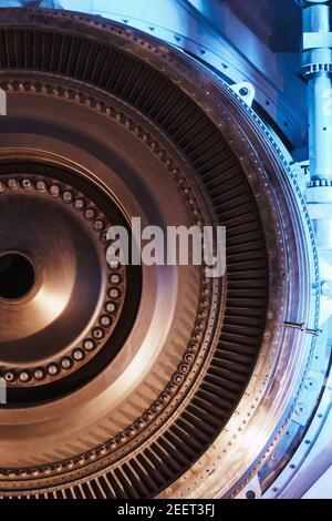 Turbinengeneratorrotor mit Rotorblättern und Scheiben, Innenansicht. Elemente, Details und Mechanismen von Windenergieanlagen. Energie und Maschinenbau Stockfoto