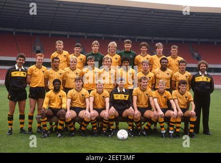 Wolverhampton Wanderers FC Kader August 1986 Back ROW Keith Lockart, Neil Edwards, Scott Barrett, Dean Edwards, Vince Bartram, Turley, Andy Mutch, Steven Stout. Mittlere Reihe Geoff Palmer, Matt Hellin, David Barnes, Darren Oldroyd, Pete Zelem, Nicky Clarke, Roger Eli, Mick Holmes, Floyd Streete, Derek Ryan, Eddie Edwards (Physio). Darren Wright, Jon Purdie, Paul Dougherty, Brian Little, David Heywood, Richard Wood, Matt Forman. Stockfoto