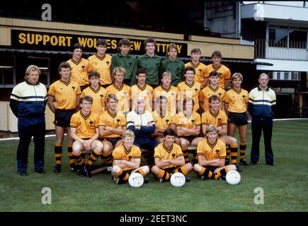 Navigationsleiste Kader von Wolverhampton Wanderers FC im August 1985. Zurück Neil Edwards, Peter Zelem, Vince Bartram, Tim Flowers, Scott Barrett, Ian Cartwright, Steve Stoutt. Mittlere Reihe Gregg Fellows, Rikki Herbert, ?, Danny Crainie, Derek Ryan, Alan Ainscow, Alan Dodd, Jon Purdie, Campbell Chapman, Denis Conyard. Front Nicky Clarke, Cavan Chapman, Sammy Chapman, David Barnes, Andy King, David Heywood. Paul Dougherty ?, ?. Stockfoto