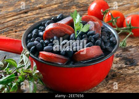 Feijoada, ein Eintopf aus Bohnen mit Rind und Schweinefleisch, ein typisch brasilianisches Gericht, das von den Sklaven in Brasilien stammt Stockfoto