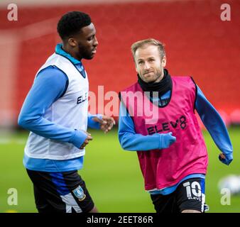 Stoke, Staffordshire, Großbritannien. 16th. Februar 2021; bet365 Stadion, Stoke, Staffordshire, England; English Football League Championship Football, Stoke City gegen Sheffield Mittwoch; Barry Bannan von Sheffield Mittwoch während der Aufwärmphase Credit: Action Plus Sports Images/Alamy Live News Stockfoto