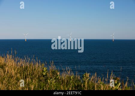 Windturbinen stehen an einem schönen sonnigen Tag vor den Ufern von Block Island, Rhode Island, USA. Stockfoto