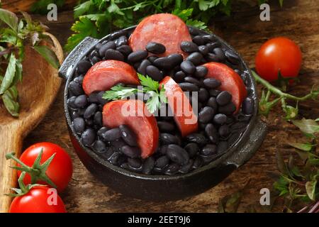 Feijoada, ein Eintopf aus Bohnen mit Rind und Schweinefleisch, ein typisch brasilianisches Gericht, das von den Sklaven in Brasilien stammt Stockfoto