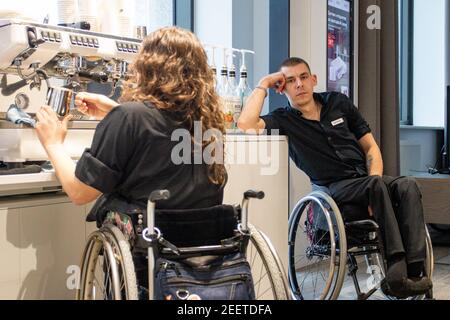 MINSK, WEISSRUSSLAND - Januar 2021: Invalidität Inklusion Team in einem inklusiven Café. Ein einzigartiges Projekt, ein inklusives Café. Ein Ort, an dem alle Mitarbeiter behindert sind. Wird von einer Person mit Down-Syndrom verwaltet. Alle Baristas sind deaktiviert. Stockfoto