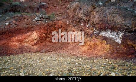 Bunte rote Felsen in Bergbaugebiet reich an Eisen und Kupfererz Stockfoto