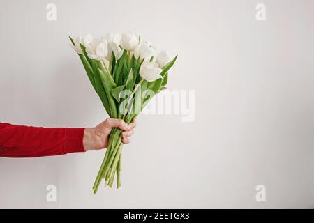 Mann mit einem Strauß frischer Frühlingsblumen. Stockfoto