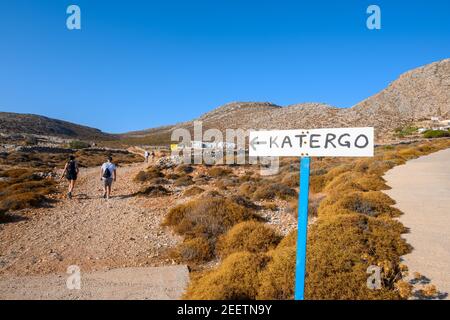 Folegandros, Griechenland - 25. September 2020: Touristen auf dem Weg zum Katergo Beach, einem der schönsten Strände der Insel Folegandros. Kykladen, Gr Stockfoto