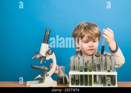 Forschung und Bildung in der Schule. Kleiner Junge, der wissenschaftliche Experimente macht. Stockfoto