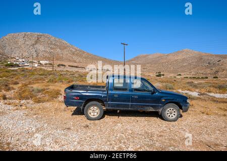 Folegandros, Griechenland - 25. September 2020: Alte Fahrzeugabholung auf Landstraße in Folegandros. Kykladen Stockfoto