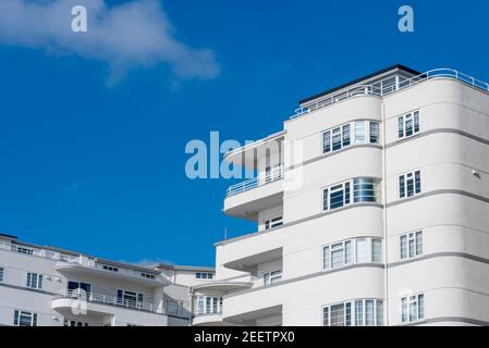 Das Argyll House ist ein modernes Art-Deco-Gebäude aus dem Jahr 1930s im internationalen Stil. Southend on Sea, Essex, Großbritannien. Westcliff on Sea. Cliff Top renoviert in hellem Weiß Stockfoto