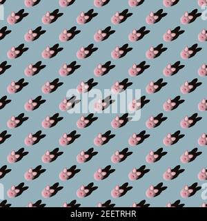 Ostermuster, rosa Hase auf blauem Hintergrund. Flache Komposition mit dekorativem Osterhase. Stockfoto