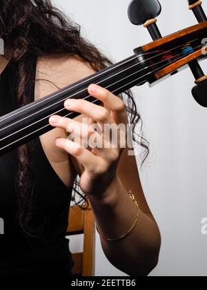 Junge Frau Hände und ein Violoncello Stockfoto