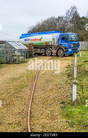 Ein Tanker von W C F Chandlers, der Heizöl zu einem Haus im Land liefert. Stockfoto