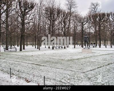 Tuileries Garten mit Schnee während der Wintersaison mit der Statue der stehenden Frau von Gaston Lachaise, Paris, Frankreich Stockfoto